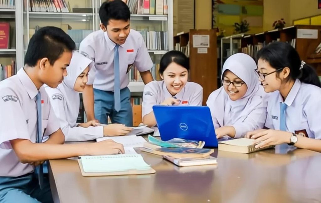 Pelajar mencari referensi jurnal ilmiah untuk menyusun proposal penelitian LKIR.